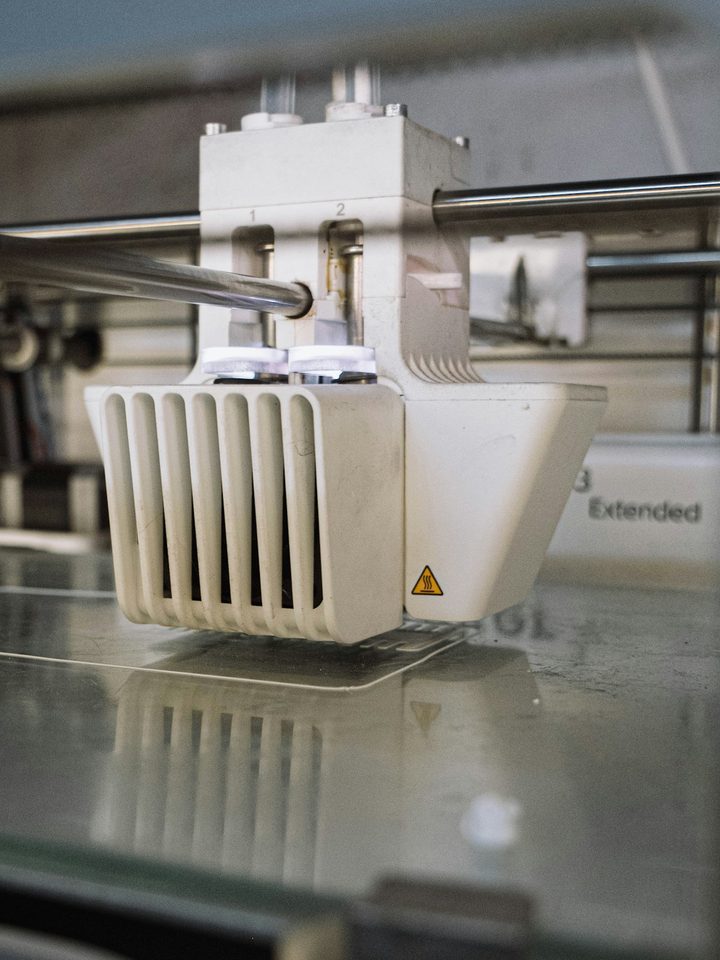 Ultimaker 3 Extended dual print head over a glass build plate